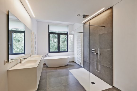 Rénovation d’une grande salle de bain avec douche et baignoire